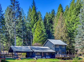 Waterfront Cabin at White Pass and Mount Rainier National Park